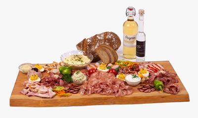 Jausenplatte mit Brot, Most und Edelbrand von Angerer in Prambachkirchen Jausenplatte mit Brot, Most und Edelbrand von Angerer in Prambachkirchen